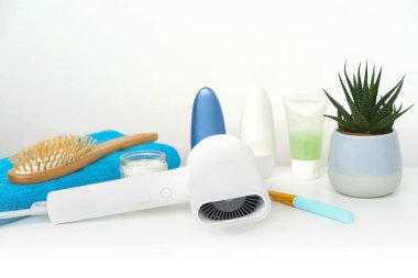 Modern beyaz saç kurutma makinesi, hijyen malzemeleri, güzellik aletleri ve aksesuarlar taze, temiz görünüm için, günlük şımartma için kişisel bakım ürünleri, sağlık ve kişisel bakım, tam bir saç bakımı ve güzellik rutini için gerekli şeyler.