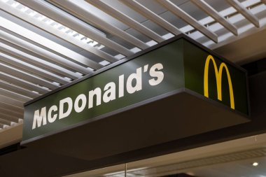 McDonald 's tabelası, ikonik fast food markası, restoran tabelası, şehir simgesi, küresel gıda zinciri, Almanya, Frankfurt' ta perakende çevre hizmetleri - 22 Şubat 2025