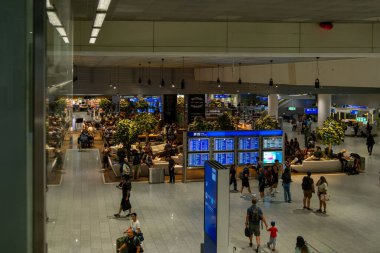 Meşgul havaalanı terminali, Frankfurt am Main, Almanya 'daki başlangıç yolculuğu, tatil, birbirine bağlı küresel hedefler, Uluslararası seyahat havalimanı altyapısını temsil etmektedir - 11 Ağustos 2025