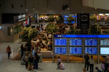 Meşgul havaalanı terminali, Frankfurt am Main, Almanya 'daki başlangıç yolculuğu, tatil, birbirine bağlı küresel hedefler, Uluslararası seyahat havalimanı altyapısını temsil etmektedir - 11 Ağustos 2025