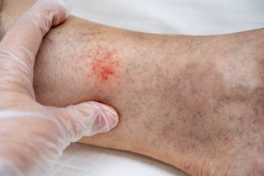 Halka açık alanda görevli Alman polis memuru, sokaklarda devriye gezen üniformalı polis, kamu güvenliği, kolluk kuvveti, şehir devriyesi, güvenlik varlığı, omuz koruması, kolluk kuvveti 