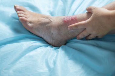 Halka açık alanda görevli Alman polis memuru, sokaklarda devriye gezen üniformalı polis, kamu güvenliği, kolluk kuvveti, şehir devriyesi, güvenlik varlığı, omuz koruması, kolluk kuvveti 