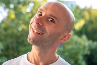 Birlikte yürüyen iki adam, Mutlu Olgun arkadaşlar birlikte yürüyen yaşlı baba ve genç yetişkin oğul, sonbahar yürüyüşü, gündelik konuşma, aktif yaşlanma, yetişkin ilişkisi, sıcak bağ, aile bağı. 