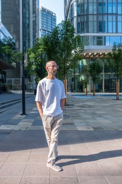 Birlikte yürüyen iki adam, Mutlu Olgun arkadaşlar birlikte yürüyen yaşlı baba ve genç yetişkin oğul, sonbahar yürüyüşü, gündelik konuşma, aktif yaşlanma, yetişkin ilişkisi, sıcak bağ, aile bağı. 