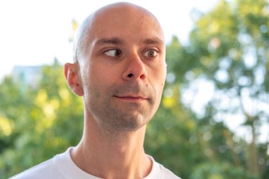 Birlikte yürüyen iki adam, Mutlu Olgun arkadaşlar birlikte yürüyen yaşlı baba ve genç yetişkin oğul, sonbahar yürüyüşü, gündelik konuşma, aktif yaşlanma, yetişkin ilişkisi, sıcak bağ, aile bağı. 