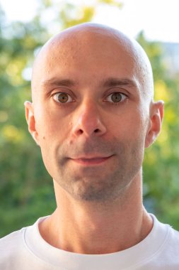 Birlikte yürüyen iki adam, Mutlu Olgun arkadaşlar birlikte yürüyen yaşlı baba ve genç yetişkin oğul, sonbahar yürüyüşü, gündelik konuşma, aktif yaşlanma, yetişkin ilişkisi, sıcak bağ, aile bağı. 