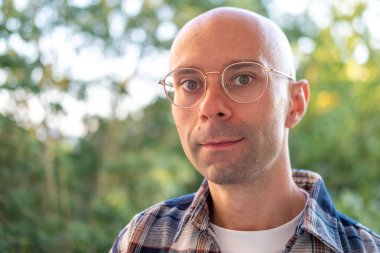 Birlikte yürüyen iki adam, Mutlu Olgun arkadaşlar birlikte yürüyen yaşlı baba ve genç yetişkin oğul, sonbahar yürüyüşü, gündelik konuşma, aktif yaşlanma, yetişkin ilişkisi, sıcak bağ, aile bağı. 