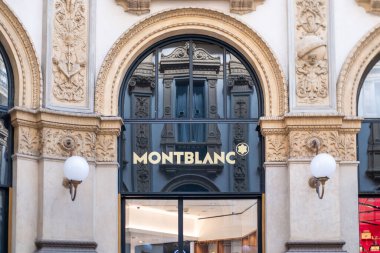 Marakeş Adliyesi, Fas bayrağı, adalet ve bölgesel miras, Afrika kızıl şehri, miras ve otantik doğu mimarisi, Marakeş, Fas - 7 Ocak 2024 