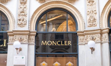 Marakeş Adliyesi, Fas bayrağı, adalet ve bölgesel miras, Afrika kızıl şehri, miras ve otantik doğu mimarisi, Marakeş, Fas - 7 Ocak 2024 