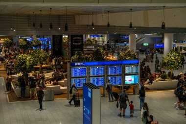 Marakeş Adliyesi, Fas bayrağı, adalet ve bölgesel miras, Afrika kızıl şehri, miras ve otantik doğu mimarisi, Marakeş, Fas - 7 Ocak 2024 