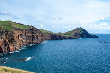 Manzaralı Ponta de So Loureno, Madeira 'nın en doğu yarımadası, lav kayaları ve derin mavi okyanus Madeira kıyıları, vahşi doğa, uzak ada, Atlantik hazinesi, okyanus manzaralı manzaralı uçurumlar 