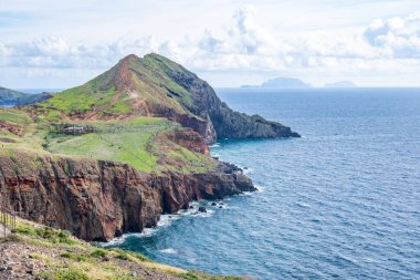 Manzaralı Ponta de So Loureno, Madeira 'nın en doğu yarımadası, lav kayaları ve derin mavi okyanus Madeira kıyıları, vahşi doğa, uzak ada, Atlantik hazinesi, okyanus manzaralı manzaralı uçurumlar 