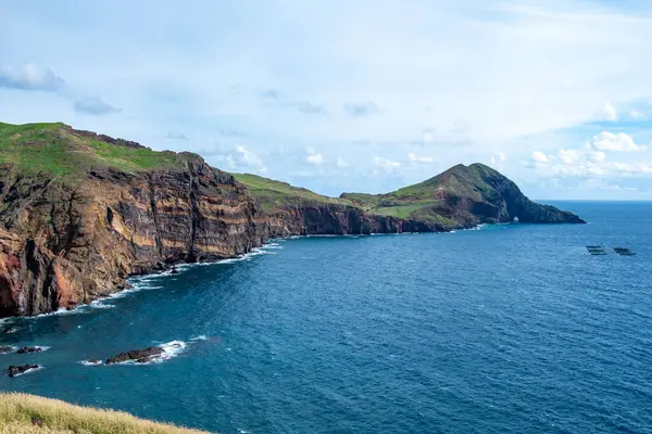 Manzaralı Ponta de So Loureno, Madeira 'nın en doğu yarımadası, lav kayaları ve derin mavi okyanus Madeira kıyıları, vahşi doğa, uzak ada, Atlantik hazinesi, okyanus manzaralı manzaralı uçurumlar 