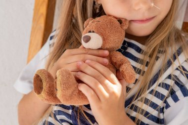 Ortopedist doktor omurga muayenesi yapar çocuk, bale mayosu giyen genç kız omurga eğriliği, omurga deformasyonu, sağlık hizmeti sağlayıcısı, omurga denetleme çocuğu, bale kıyafeti, sağlık kontrolü 