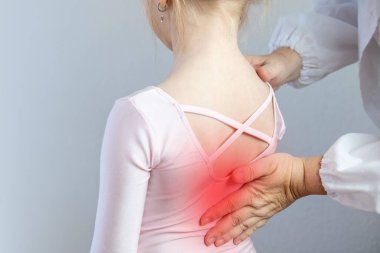 Ortopedist doktor omurga muayenesi yapar çocuk, bale mayosu giyen genç kız omurga eğriliği, omurga deformasyonu, sağlık hizmeti sağlayıcısı, omurga denetleme çocuğu, bale kıyafeti, sağlık kontrolü 