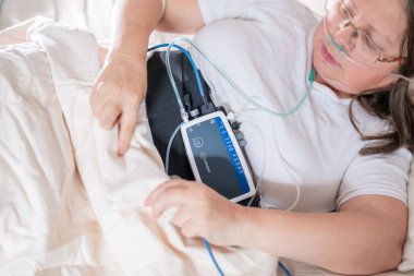 Kızgın Agresif Stresli Kadın 50 'li yaşlarda, yoğun hayal kırıklığı, çatışma, stres, modern yaşam baskısı, zihinsel sağlık sorunları, işyeri hüsranı, üzgün yüz ifadesi yaşayan görsel kişi. 