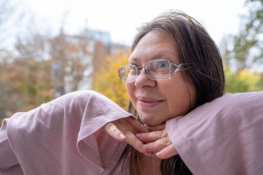 Kızgın Agresif Stresli Kadın 50 'li yaşlarda, yoğun hayal kırıklığı, çatışma, stres, modern yaşam baskısı, zihinsel sağlık sorunları, işyeri hüsranı, üzgün yüz ifadesi yaşayan görsel kişi. 