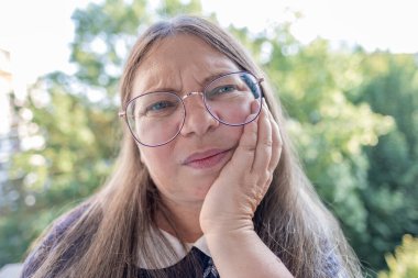 Kızgın Agresif Stresli Kadın 50 'li yaşlarda, yoğun hayal kırıklığı, çatışma, stres, modern yaşam baskısı, zihinsel sağlık sorunları, işyeri hüsranı, üzgün yüz ifadesi yaşayan görsel kişi. 
