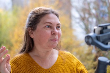 Kızgın Agresif Stresli Kadın 50 'li yaşlarda, yoğun hayal kırıklığı, çatışma, stres, modern yaşam baskısı, zihinsel sağlık sorunları, işyeri hüsranı, üzgün yüz ifadesi yaşayan görsel kişi. 