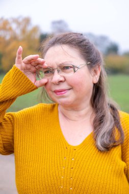 Kızgın Agresif Stresli Kadın 50 'li yaşlarda, yoğun hayal kırıklığı, çatışma, stres, modern yaşam baskısı, zihinsel sağlık sorunları, işyeri hüsranı, üzgün yüz ifadesi yaşayan görsel kişi. 