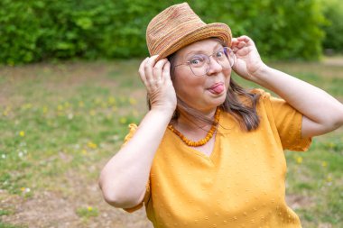 Kızgın Agresif Stresli Kadın 50 'li yaşlarda, yoğun hayal kırıklığı, çatışma, stres, modern yaşam baskısı, zihinsel sağlık sorunları, işyeri hüsranı, üzgün yüz ifadesi yaşayan görsel kişi. 