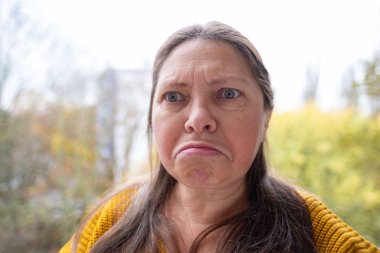 Kızgın Agresif Stresli Kadın 50 'li yaşlarda, yoğun hayal kırıklığı, çatışma, stres, modern yaşam baskısı, zihinsel sağlık sorunları, işyeri hüsranı, üzgün yüz ifadesi yaşayan görsel kişi. 