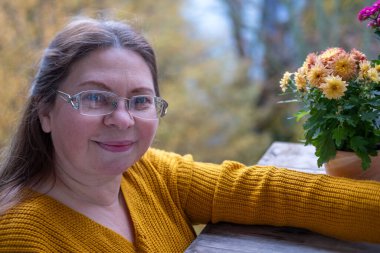 Kızgın Agresif Stresli Kadın 50 'li yaşlarda, yoğun hayal kırıklığı, çatışma, stres, modern yaşam baskısı, zihinsel sağlık sorunları, işyeri hüsranı, üzgün yüz ifadesi yaşayan görsel kişi. 