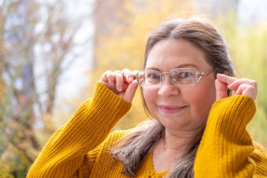 Kızgın Agresif Stresli Kadın 50 'li yaşlarda, yoğun hayal kırıklığı, çatışma, stres, modern yaşam baskısı, zihinsel sağlık sorunları, işyeri hüsranı, üzgün yüz ifadesi yaşayan görsel kişi. 