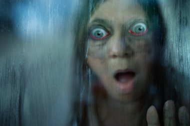 Kızgın Agresif Stresli Kadın 50 'li yaşlarda, yoğun hayal kırıklığı, çatışma, stres, modern yaşam baskısı, zihinsel sağlık sorunları, işyeri hüsranı, üzgün yüz ifadesi yaşayan görsel kişi. 