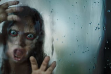 Kızgın Agresif Stresli Kadın 50 'li yaşlarda, yoğun hayal kırıklığı, çatışma, stres, modern yaşam baskısı, zihinsel sağlık sorunları, işyeri hüsranı, üzgün yüz ifadesi yaşayan görsel kişi. 