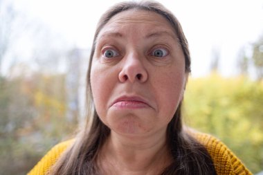 Kızgın Agresif Stresli Kadın 50 'li yaşlarda, yoğun hayal kırıklığı, çatışma, stres, modern yaşam baskısı, zihinsel sağlık sorunları, işyeri hüsranı, üzgün yüz ifadesi yaşayan görsel kişi. 