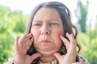 Kızgın Agresif Stresli Kadın 50 'li yaşlarda, yoğun hayal kırıklığı, çatışma, stres, modern yaşam baskısı, zihinsel sağlık sorunları, işyeri hüsranı, üzgün yüz ifadesi yaşayan görsel kişi. 