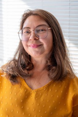 Kızgın Agresif Stresli Kadın 50 'li yaşlarda, yoğun hayal kırıklığı, çatışma, stres, modern yaşam baskısı, zihinsel sağlık sorunları, işyeri hüsranı, üzgün yüz ifadesi yaşayan görsel kişi. 