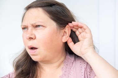 Kızgın Agresif Stresli Kadın 50 'li yaşlarda, yoğun hayal kırıklığı, çatışma, stres, modern yaşam baskısı, zihinsel sağlık sorunları, işyeri hüsranı, üzgün yüz ifadesi yaşayan görsel kişi. 