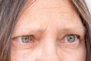 Kızgın Agresif Stresli Kadın 50 'li yaşlarda, yoğun hayal kırıklığı, çatışma, stres, modern yaşam baskısı, zihinsel sağlık sorunları, işyeri hüsranı, üzgün yüz ifadesi yaşayan görsel kişi. 