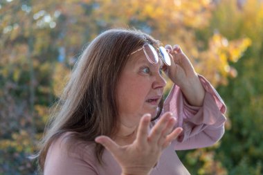 Kızgın Agresif Stresli Kadın 50 'li yaşlarda, yoğun hayal kırıklığı, çatışma, stres, modern yaşam baskısı, zihinsel sağlık sorunları, işyeri hüsranı, üzgün yüz ifadesi yaşayan görsel kişi. 