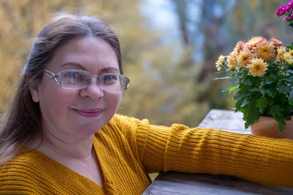 Kızgın Agresif Stresli Kadın 50 'li yaşlarda, yoğun hayal kırıklığı, çatışma, stres, modern yaşam baskısı, zihinsel sağlık sorunları, işyeri hüsranı, üzgün yüz ifadesi yaşayan görsel kişi. 