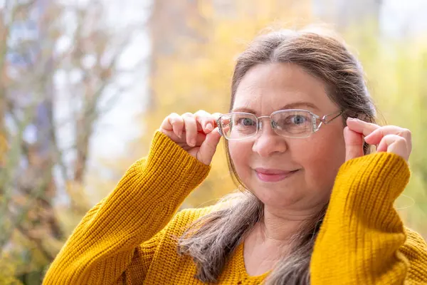 Kızgın Agresif Stresli Kadın 50 'li yaşlarda, yoğun hayal kırıklığı, çatışma, stres, modern yaşam baskısı, zihinsel sağlık sorunları, işyeri hüsranı, üzgün yüz ifadesi yaşayan görsel kişi. 