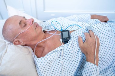 Mutlu, beyaz, olgun bir adam, 60-65 yaşlarında, yeşil doğal arka planda gülümseyen, iyi ruh hali, yaşla ilgili değişiklikler, insan sağlığı kavramı, yetişkinlikte iyimserlik. 