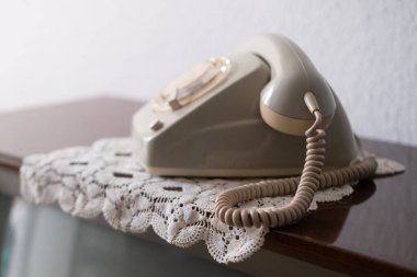 Rustik pirinç lavabosunda yıkama, Fas tarzı iç mekanda sabah rutini, öz bakım ve farkındalık, Fas 'ta temel hijyen ve kültürel temas. 