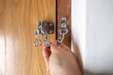 Rustik pirinç lavabosunda yıkama, Fas tarzı iç mekanda sabah rutini, öz bakım ve farkındalık, Fas 'ta temel hijyen ve kültürel temas. 