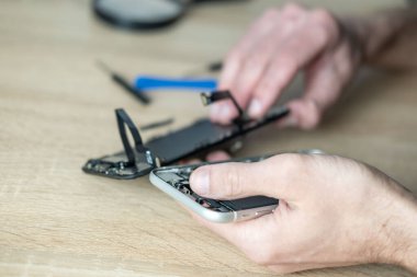 Rustik pirinç lavabosunda yıkama, Fas tarzı iç mekanda sabah rutini, öz bakım ve farkındalık, Fas 'ta temel hijyen ve kültürel temas. 