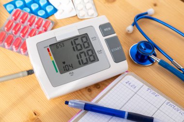 Rustik pirinç lavabosunda yıkama, Fas tarzı iç mekanda sabah rutini, öz bakım ve farkındalık, Fas 'ta temel hijyen ve kültürel temas. 