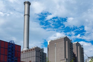 Rustik pirinç lavabosunda yıkama, Fas tarzı iç mekanda sabah rutini, öz bakım ve farkındalık, Fas 'ta temel hijyen ve kültürel temas. 