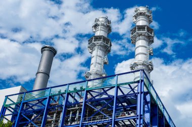 Rustik pirinç lavabosunda yıkama, Fas tarzı iç mekanda sabah rutini, öz bakım ve farkındalık, Fas 'ta temel hijyen ve kültürel temas. 