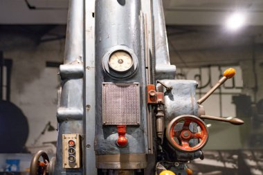 Rustik pirinç lavabosunda yıkama, Fas tarzı iç mekanda sabah rutini, öz bakım ve farkındalık, Fas 'ta temel hijyen ve kültürel temas. 