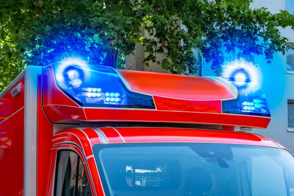 Rustik pirinç lavabosunda yıkama, Fas tarzı iç mekanda sabah rutini, öz bakım ve farkındalık, Fas 'ta temel hijyen ve kültürel temas. 