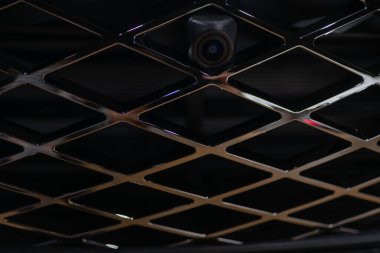 Kırmızı S-Bahn Rhein-Main banliyö tren istasyonu, modern banliyö treni, Deutsche Bahn bölgesel demiryolu servisi, üstten kablolar, şehir ulaşımı, Frankfurt am Main, Almanya - 9 Mart 2025 