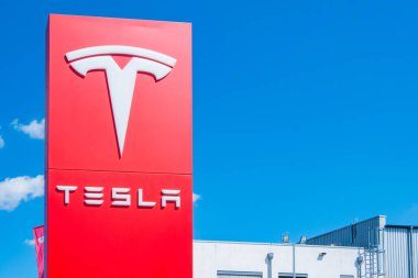 Kırmızı S-Bahn Rhein-Main banliyö tren istasyonu, modern banliyö treni, Deutsche Bahn bölgesel demiryolu servisi, üstten kablolar, şehir ulaşımı, Frankfurt am Main, Almanya - 9 Mart 2025 