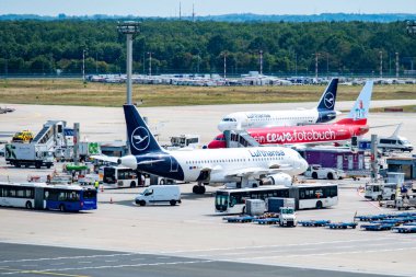 Kırmızı S-Bahn Rhein-Main banliyö tren istasyonu, modern banliyö treni, Deutsche Bahn bölgesel demiryolu servisi, üstten kablolar, şehir ulaşımı, Frankfurt am Main, Almanya - 9 Mart 2025 